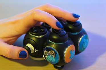 Xbox推出面向残障玩家的手柄：单手操作 售2158元！