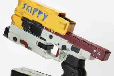 话痨枪走出游戏！《2077》四季宝手枪开售：150美元