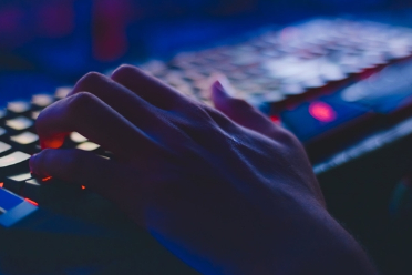 LPL最后的希望！世界杯《英雄联盟》TES今晚大战GEN