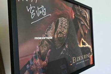 宫崎英高亲笔签名《老头环》海报拍卖：售价1.5万美元