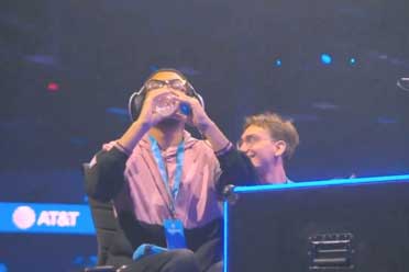 现场沸腾了！《真人快打1》选手赛后模仿祖国人喝奶