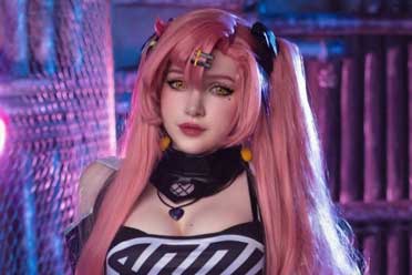 俄罗斯小姐姐COS《绝区零》妮可 肉感身材诱惑值拉满