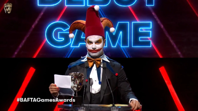 《小丑牌》英国奥斯卡2025夺奖 真人小丑登台领奖