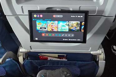 网友分享Switch2支架新用法！飞行途中也能享受游戏