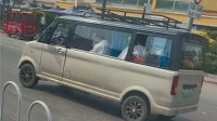 网友街头偶遇“商务老头乐”：满载7人还配有窗帘