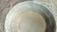 火星上惊现完美正圆形的巨型大坑 光滑得有些异样