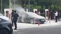 老款ModelS在4S店门口起火 一旁Model3新车惨躺枪