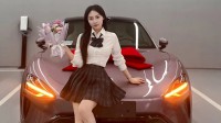 小米SU7女车主身穿JK晒合影 曾求雷军"让我先提车"