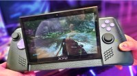 威刚展示全新XPG NIA游戏掌机：随意调节屏幕角度
