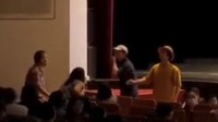 音乐会两名观众打起来了 怕影响观众谁都没出声