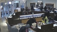 美国珠宝店遭20名蒙面大汉集体抢劫 2分钟洗劫一空