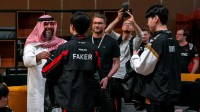 沙特王子接见Faker和chovy 网友戏称为“恕瑞玛皇子觐见沙漠皇帝”