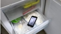 手机发烫被放入冰箱 结果冻冒烟 专家：会造成内部元件损坏