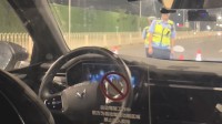 萝卜快跑遇到查酒驾完美绕行锥形桶 网友：真怀疑是人远程开的