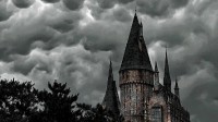 当霍格沃茨城堡屹立在乌云下 网友：食死徒打过来了？