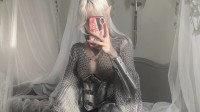 国外美女化身白毛精灵：甲胄上身又美又飒