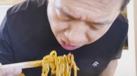 贾跃亭吃上老家的牛肉丸子面 感叹每一口都藏着家的味道