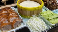 韩国游客来华旅游吐槽烤鸭太难吃 竟拿蒸笼纸卷烤鸭