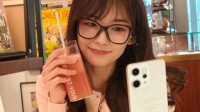 王冰冰手持OPPO Reno14晒实况自拍：人鱼姬配色 这颜值太梦幻