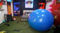 甲亢哥整狠活！把自己塞进气球 爆炸后上演火箭头槌